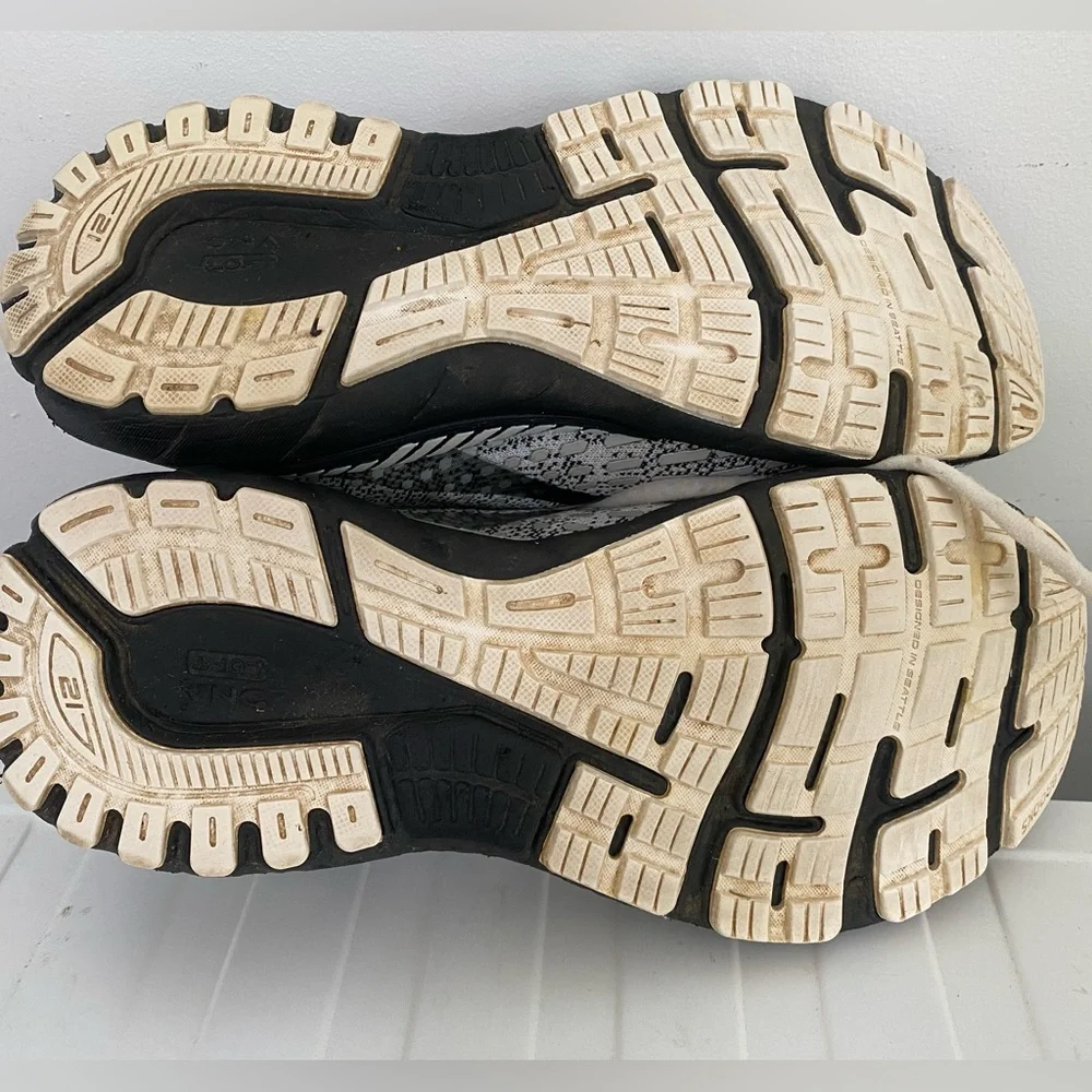 Brooks Adrenalin 21 Neutral-Pattern Running Shoes in Black and White Women's 10
